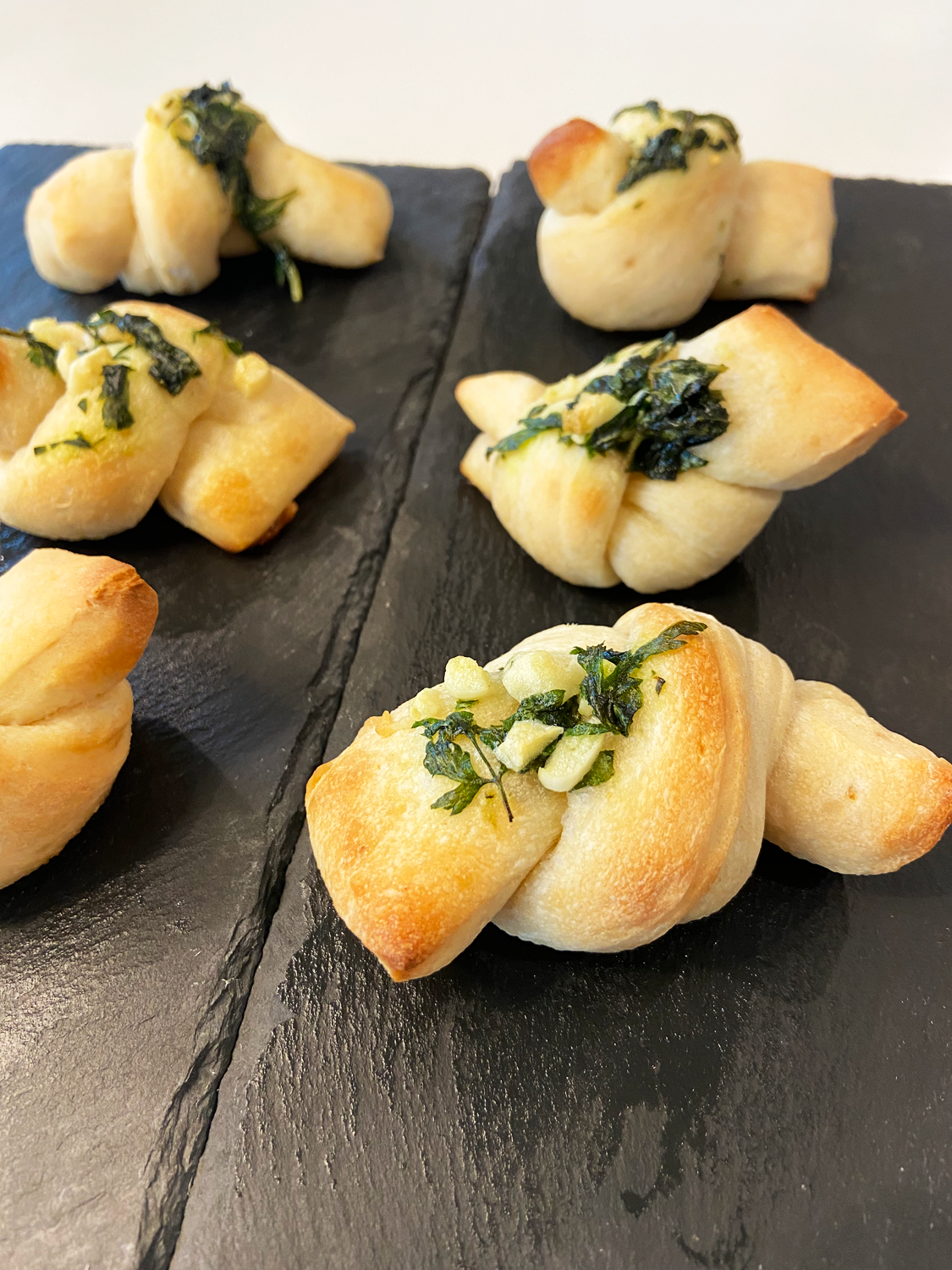 Easy Garlic Knots Using Pillsbury Dough