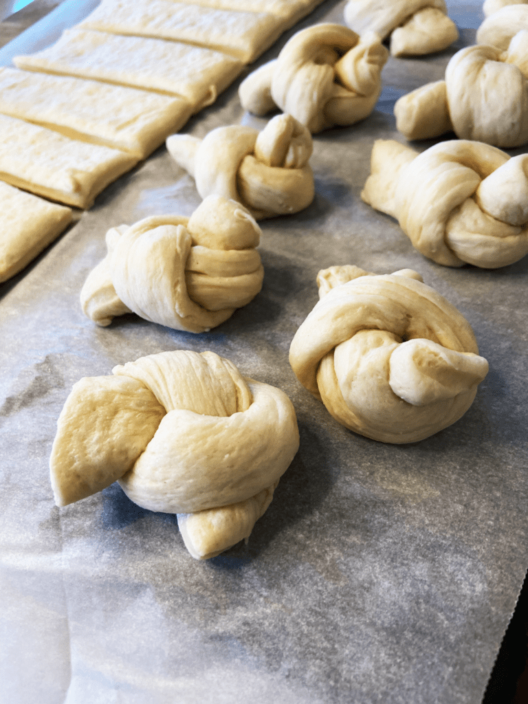 pillsbury dough tied into knots for Easy Garlic Knots Using Pillsbury Dough