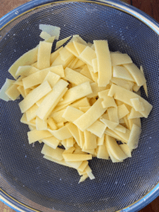 rinsing canned bamboo shoots