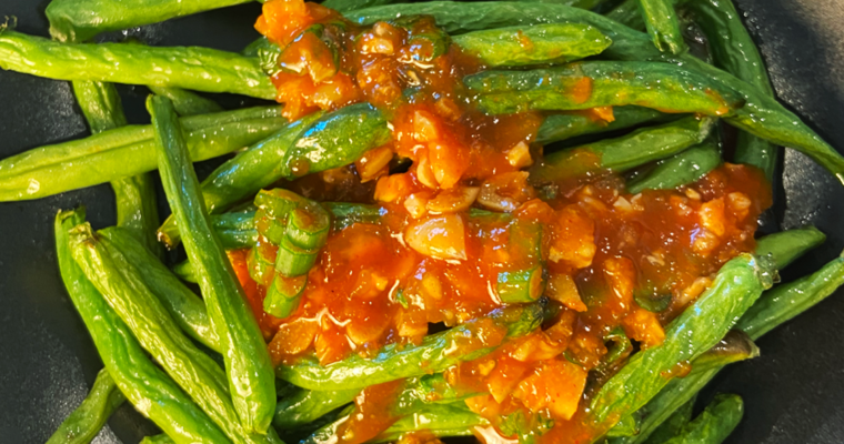 air fryer green beans with spicy Gochujang sauce