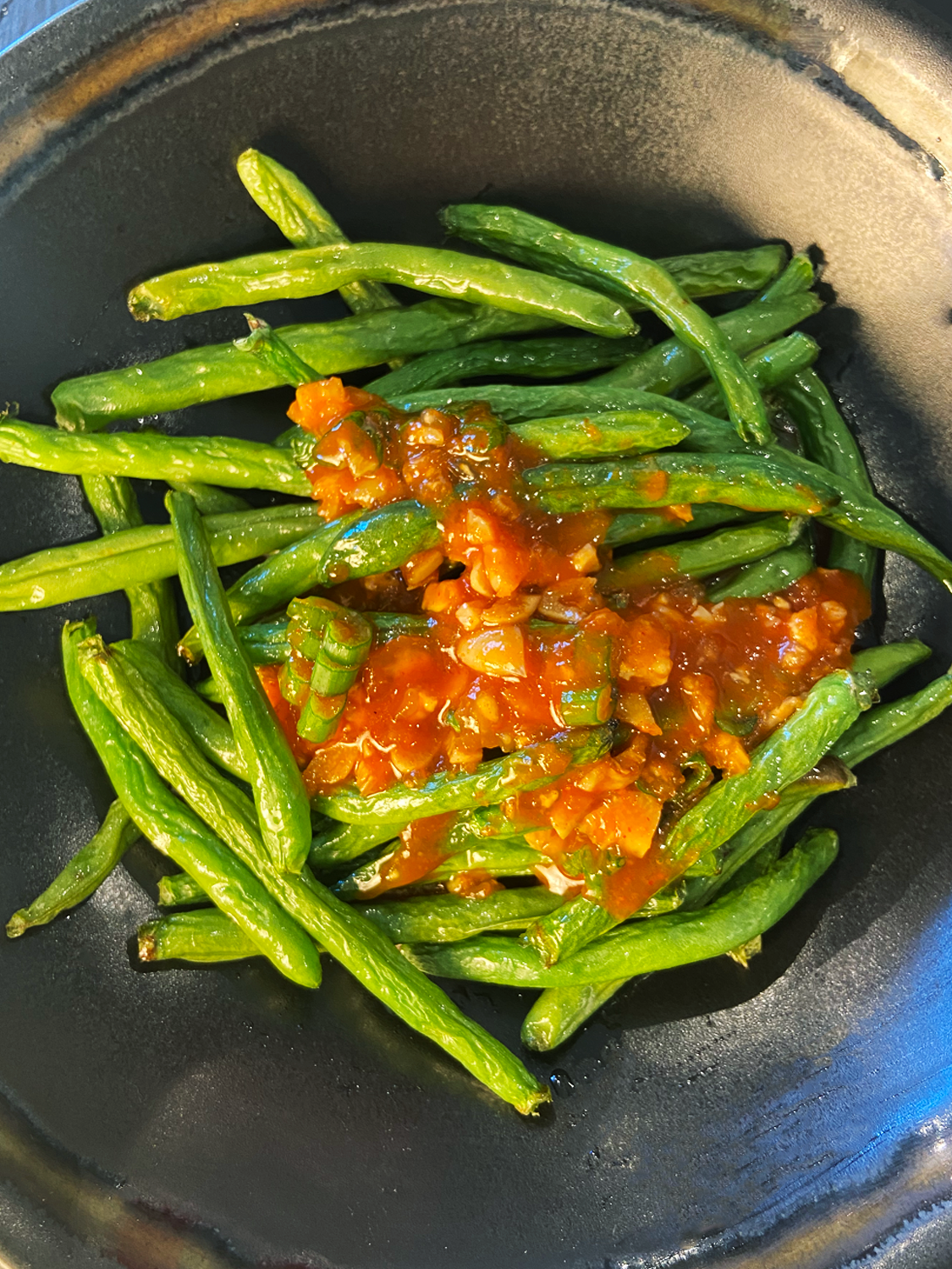 air fryer green beans with spicy Gochujang sauce