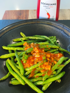 air fryer green beans with spicy Gochujang sauce