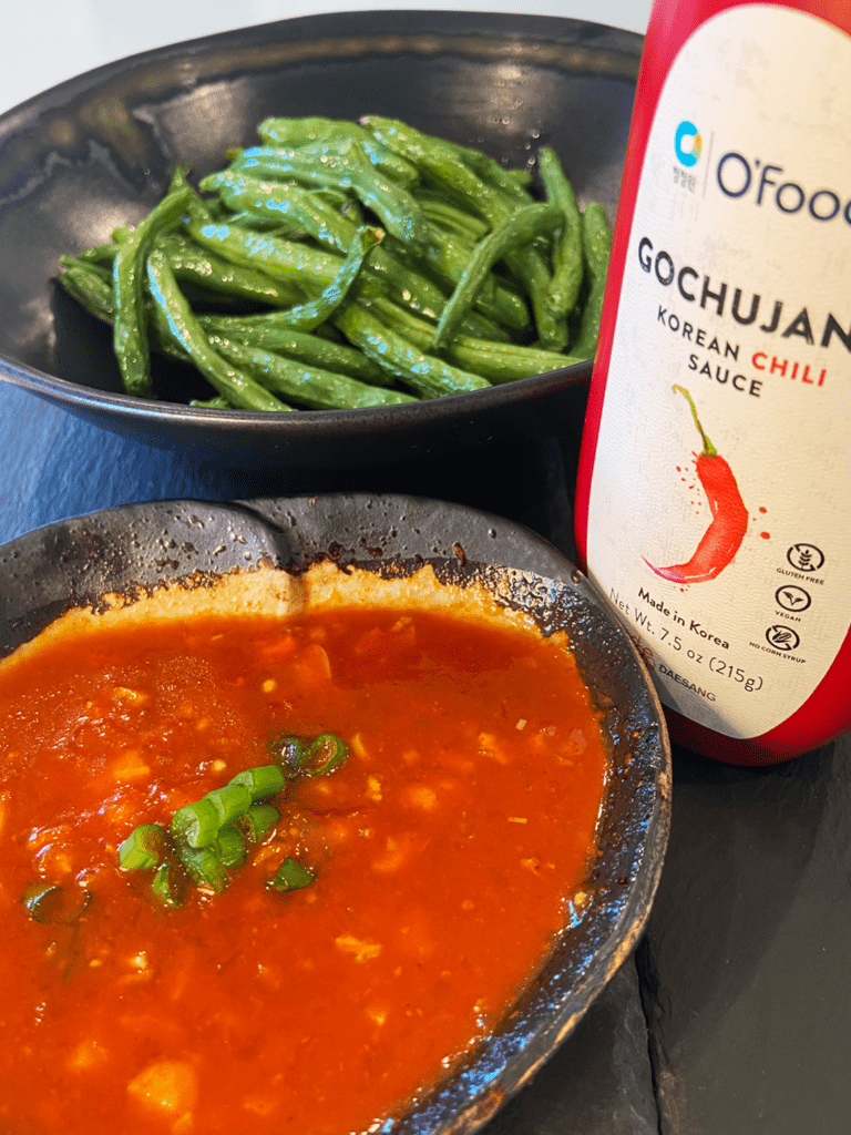 air fryer green beans with spicy Gochujang sauce