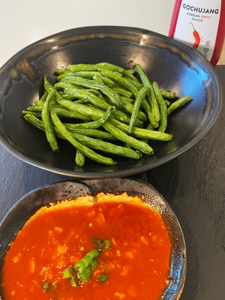 air fryer green beans with spicy Gochujang sauce